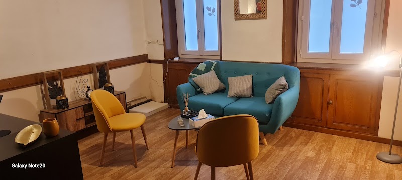 Cabinet de consultation chaleureux avec canapé bleu canard et fauteuils jaunes à Châtillon-sur-Chalaronne