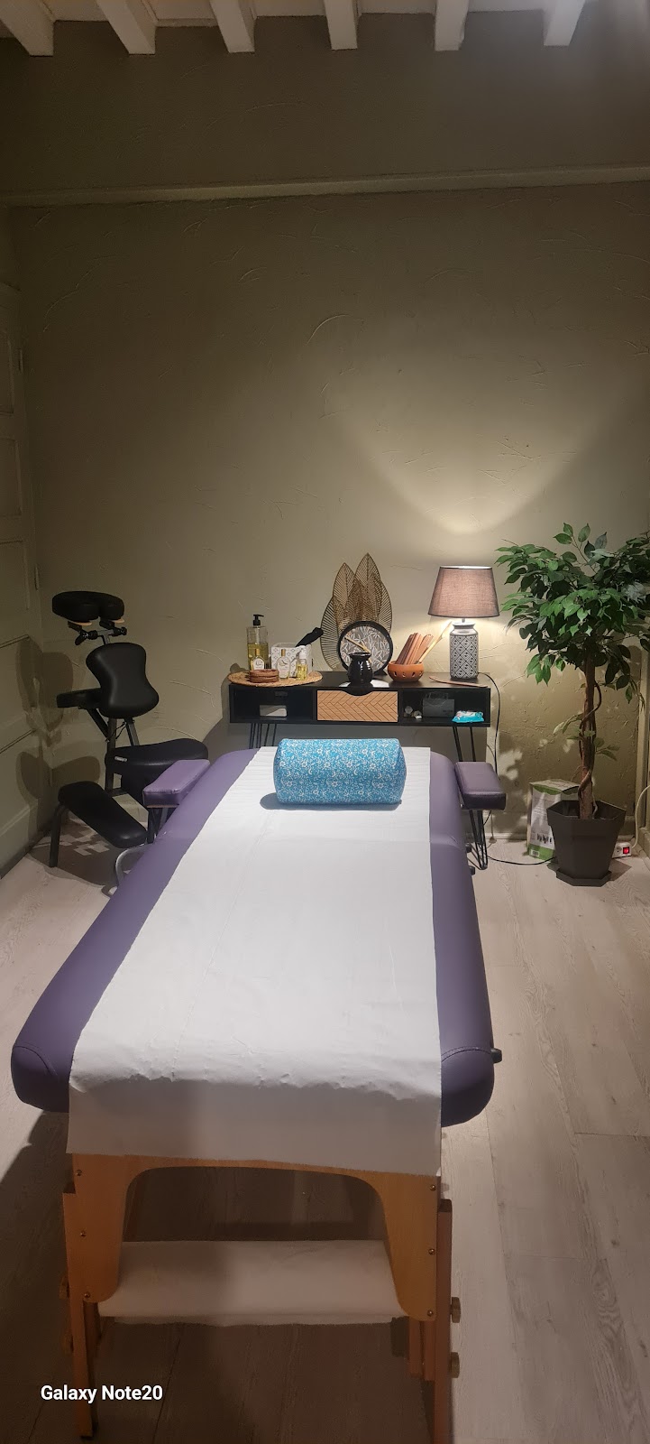 Cabinet d'ostéothérapie et naturopathie avec table de massage et ambiance chaleureuse à Châtillon-sur-Chalaronne